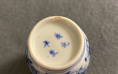 Une tabati&egrave;re en porcelaine de Chine en bleu et blanc, marque de Chenghua, Yongzheng